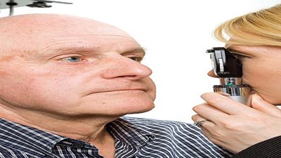 الخطوات الطبية والطبيعية للعناية بعيون كبار السن