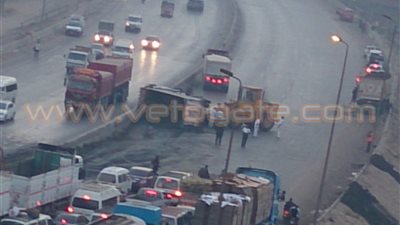 بالصور.. شلل مروري بدائري «المريوطية - المنيب» لانقلاب سيارة نقل
