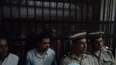 أول ظهور للمتهم بقتل طفليه في الدقهلية داخل قفص الاتهام (فيديو وصور)