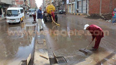 بالصور.. الأمطار تصيب «كفر الشيخ» بالشلل.. انقطاع الكهرباء عن معظم قرى المحافظة.. المياه تحاصر المواطنين في المنازل.. توقف حركة الصيد بعد غلق بوغاز البرلس.. والأسواق خاوية على عروشها