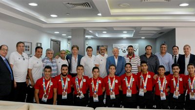 أبوريدة يستقبل منتخب الصالات بعد الفوز ببرونزية الأولمبياد (صور)