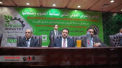 صناعة الحبوب تقدم درعًا تذكاريًا لوزير التموين