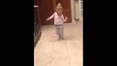 بالفيديو.. طفلة ترقص بشكل هيستيرى على أنغام الموسيقى