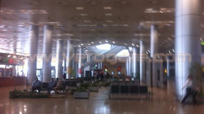 بالصور.. تزيين صالة 3 بمطار القاهرة لاستقبال الموسيقار العالمي «ياني»