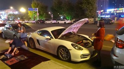 مالك «بورش كايمان» يبيع ملابسه ليشتري وقودا لسيارته