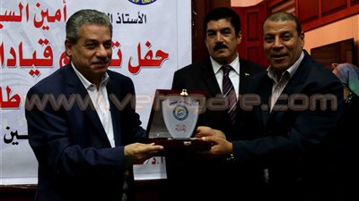 بالصور..رئيس جامعة بنى سويف يكرم رئيس تحرير «فيتو»