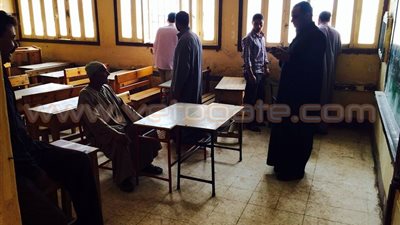 بالصور.. أولياء أمور طلاب يمنعون أبناءهم من الذهاب لمدرسة بكفرالشيخ