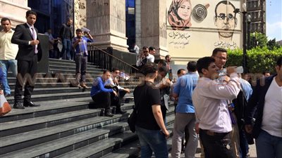 بالصور.. حملة الماجستير ينقلون وقفتهم إلى مجلس الوزراء