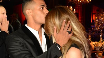 محمد رمضان يُقبل جبين زوجته في أحدث ظهور لهما