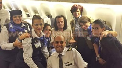 طاقم «مصر للطيران» يلتقط صورا تذكارية مع الموسيقار العالمي «ياني»