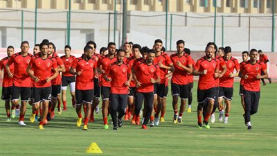 مران بدني للاعبي الأهلي في الجزائر على ملعب 8 مايو