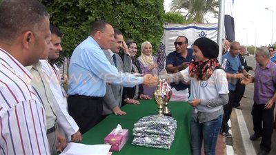 بالصور.. شباب جامعة القناة ورئيسها في سباق رياضي