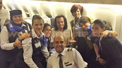 بالصور.. «ياني» يلتقط سليفي مع مضيفات «مصر للطيران»