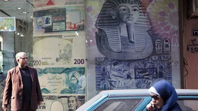 بلومبرج: مصر تسعى لتقليل الاعتماد على الدولار