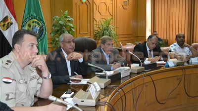 بالصور.. محافظ الإسماعيلية يناقش مقترحات حل مشكلة إسكان كوكاكولا