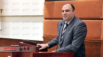 وزير الاستثمار يعتذر للصحفيين عقب مشادة كلامية مع حرسه الخاص