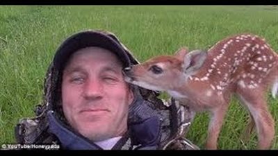 بالفيديو.. غزالة ترفض «أمها» وتفضل البقاء مع «رجل» أنقذها