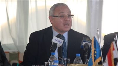 وزير السياحة يستقبل «يانى» بمطار القاهرة