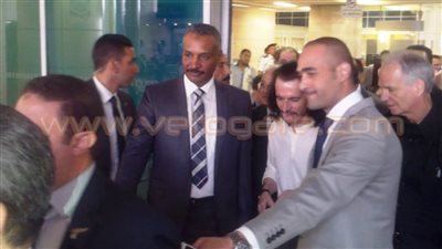 بالفيديو والصور.. «ياني» يصل مطار القاهرة لإحياء حفل بالأهرامات