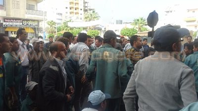 بالفيديو والصور.. عمال النظافة بشمال سيناء يحتجون أمام مدينة العريش