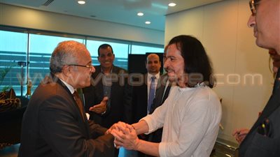 بالصور.. وزير السياحة يلتقط صورا تذكارية مع «ياني» بمطار القاهرة