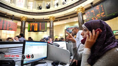 البورصة تكتسى باللون الأحمر ورأسمالها يخسر 1.55 مليار جنيه