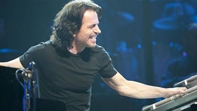 كواليس رحلة «ياني» للقاهرة.. الموسيقار العالمي يستقل طائرة «مصر للطيران» قاصدًا المحروسة.. استقبال فرعوني حافل من عشاقه.. إذاعة المطار تتغنى بمقطوعاته.. والفنان يحيي حفلا على سفح ا