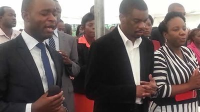 قس يبيع أقلاما مقدسة لمساعدة الطلاب في اجتياز الامتحانات