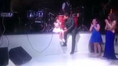 بالفيديو.. طفلة تغني ديو «أول مرة» مع حماقي بإحدى الحفلات