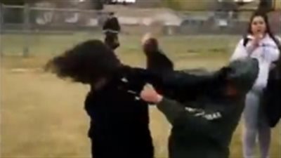 رد فعل صادم لشباب أثناء مشاجرة عنيفة بين فتاتين