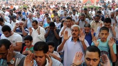 عمال غزل المحلة يأدون صلاة الغائب على أرواح شهداء سيناء