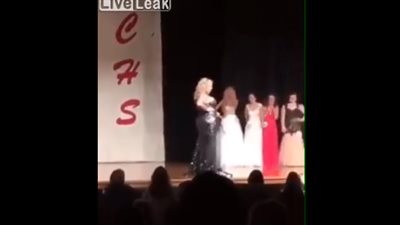 رد فعل سريع لامرأة كادت أن تسقط أمام الجمهور (فيديو)