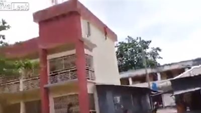 لحظة إنقاذ صبي من السقوط (فيديو)