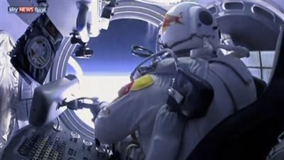 بالفيديو.. رقم قياسي جديد للقفز من الفضاء إلى الأرض
