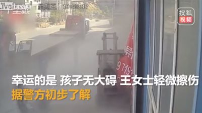 إطار ضخم ينفجر ويطيح بامرأة وطفلها (فيديو)