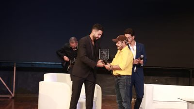 تكريم محمد هنيدي ومدحت العدل بالجامعة الأمريكية