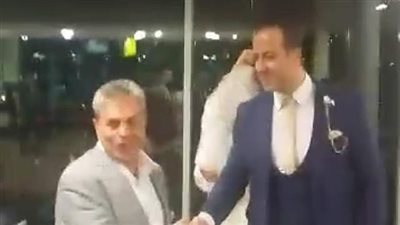 رئيس القابضة للمطارات يشارك عروسين فرحتهم بمطار القاهرة (صور)