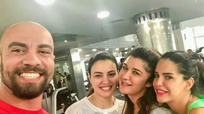 دينا فؤاد وغادة عادل تمارسان التمارين الرياضية في الجيم (صور)