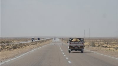 إعادة فتح طريق العلمين الصحراوي عقب انحسار الشبورة المائية