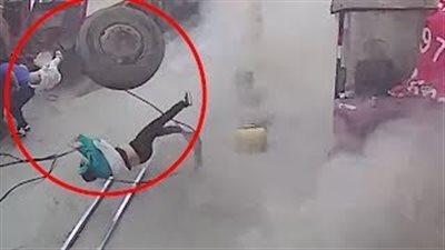 مشهد مروع لانفجار إطار ضخم يتسبب في طيران أم وطفلها (فيديو)
