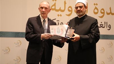 «الطيب» يكرم كبار المشاركين في ندوة الأزهر الدولية