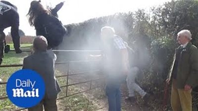 ضحكات رجال يتسببون في سقوط فتاة تتسلق بوابة (فيديو)