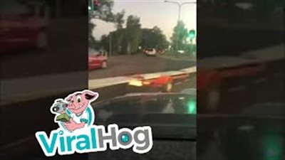 شاحنة تستخدم طريقة غريبة لنقل صفائح معدنية طويلة (فيديو)