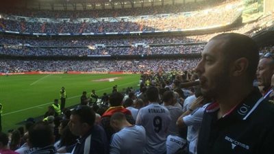 مصطفى شعبان يظهر في مدرجات ملعب الكلاسكيو الإسباني بـ «السيجار»