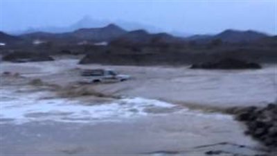 بالفيديو.. السيول تجرف «تويوتا هايلوكس» في منطقة الباحة السعودية