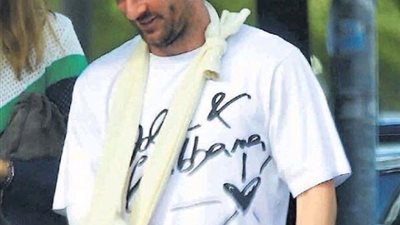 الظهور الأول لـ«ميسي» بالجبيرة بعد الإصابة (صور)