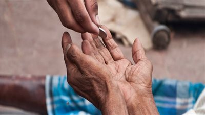 تجريم التسول.. نائبة تعد مشروع قانون لحظر الظاهرة.. خبير قانوني: مجرَّم بالفعل في القانون المصري والأزمة في «التفعيل».. وأستاذة علم اجتماع: ستار لجمع الأموال دون عمل أو جهد