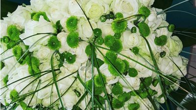 باقة ورد من إيلي صعب وزوجته لـ«إليسا» تجذب آلاف المعجبين