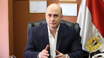 خبير اقتصادي يطالب بمنع المحاسبة بالدولار داخل مصر