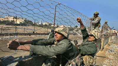 قـوات حـرس الحـدود تضبط 20 بندقية وطن مخدرات على الحدود الغربية